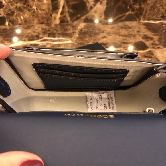 NWT-BCBGeneration TRISTAN~4-in-1~CONVERTIBLE Bag-Gold Chain & Faux Leather Strap - Picture 8 of 9